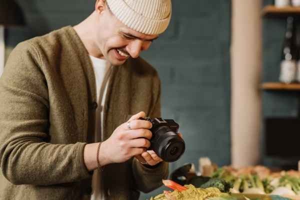 Canon EOS R50V Now Available in the UAE Through National Store LLC – A Must-Have for Content Creators
