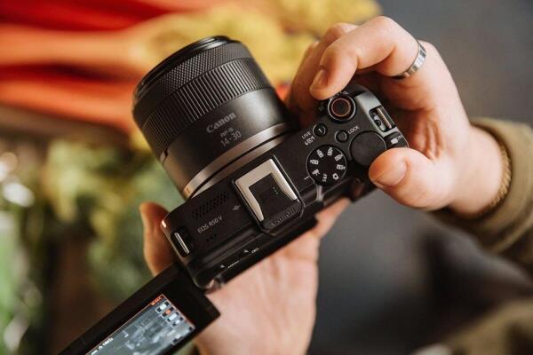 Canon EOS R50 V Debuts in the UAE: Compact Power Designed for Content Creators
