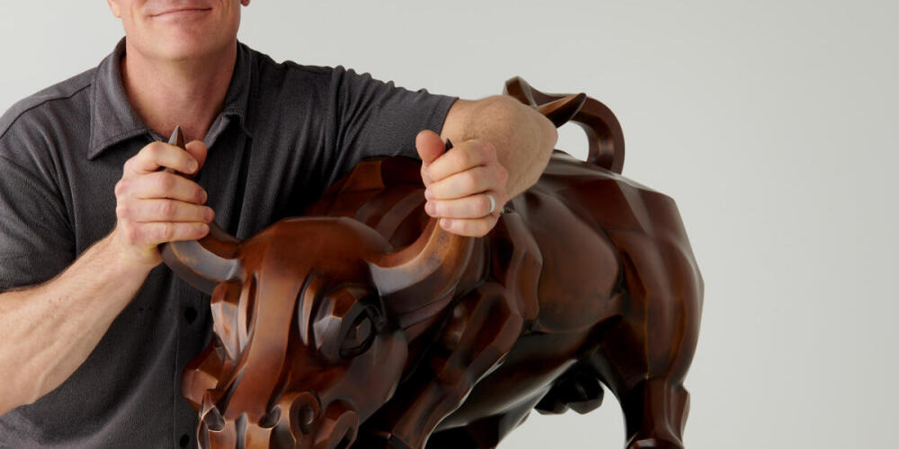 Detailed and Dynamic: Exploring the Craftsmanship of Charging Bull Replicas