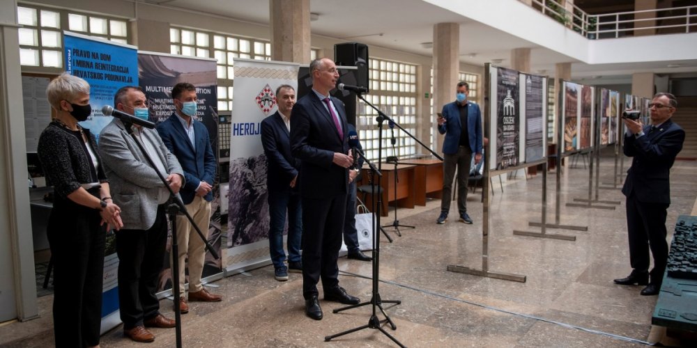Gradonačelnik Splita Ivica Puljak otvorio izložbu “Osijek na udaru brutalne agresije“